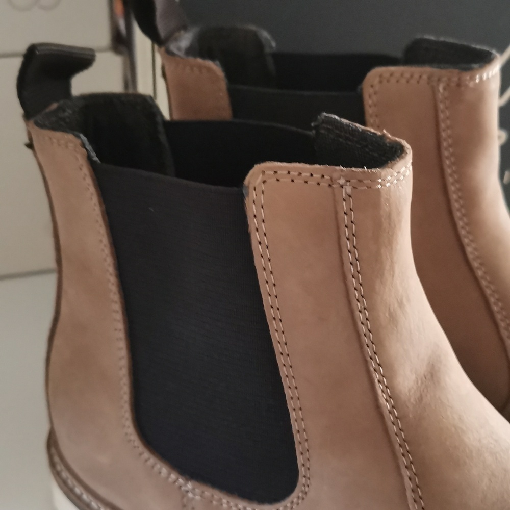 Blaze Chelsea Boot with Thick Sole and Elastic Panels Size: 9.5 Ivory - Picture 3 of 7